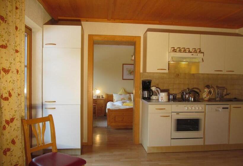 带阳台两卧公寓, Klampererhof