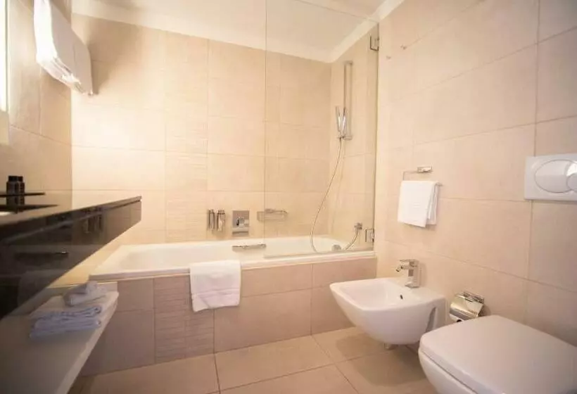سوئیت جونیور با تراس, La Meridiana, Lake & Spa