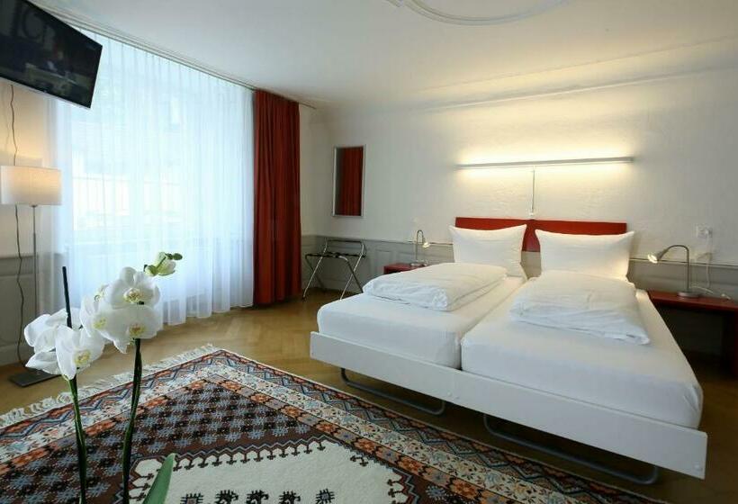 جناح جونيور, Roter Ochsen