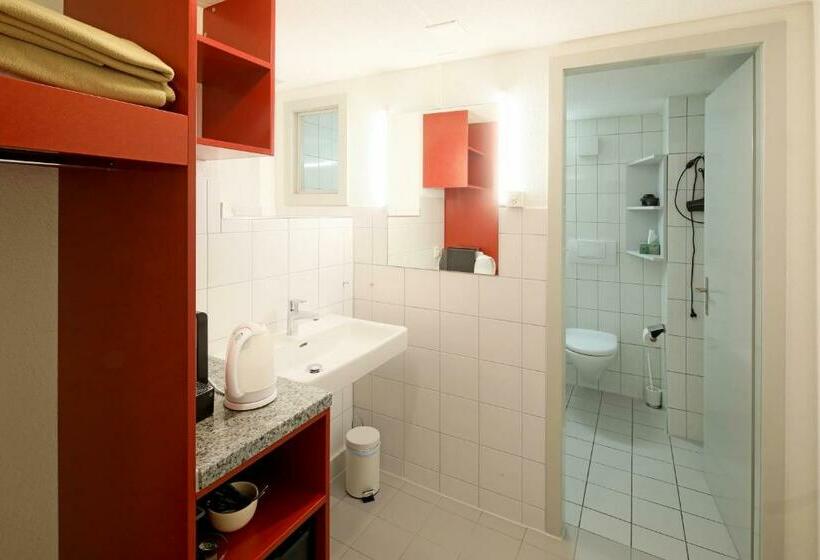 جناح جونيور, Roter Ochsen