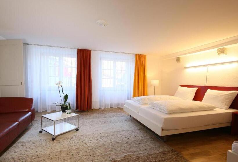 جناح جونيور, Roter Ochsen