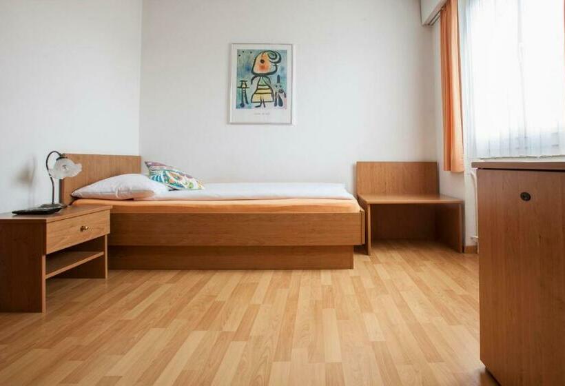 חדר סטנדרט יחיד, Zur Au