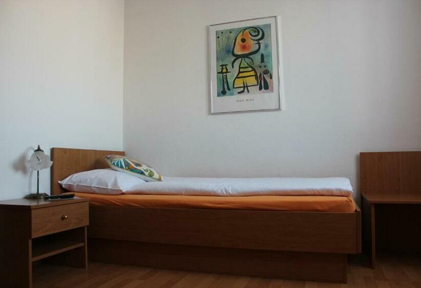 חדר סטנדרט יחיד, Zur Au