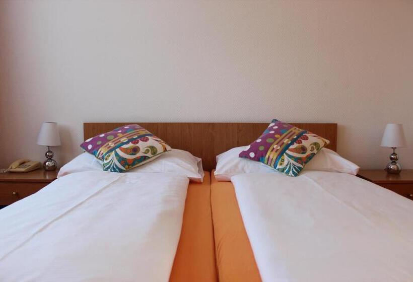 סוויטה, Zur Au