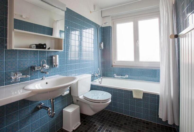 חדר דלוקס, Zur Au