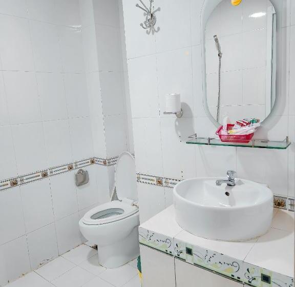 اتاق استاندارد سه نفره, Khách Sạn Thu Nguyễn   Ngay Bến Ninh Kiều, Chợ đêm