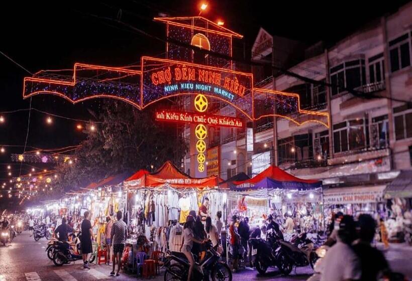 اتاق استاندارد چهار تخته, Khách Sạn Thu Nguyễn   Ngay Bến Ninh Kiều, Chợ đêm