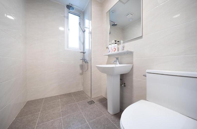 חדר דלוקס, Jin Motel