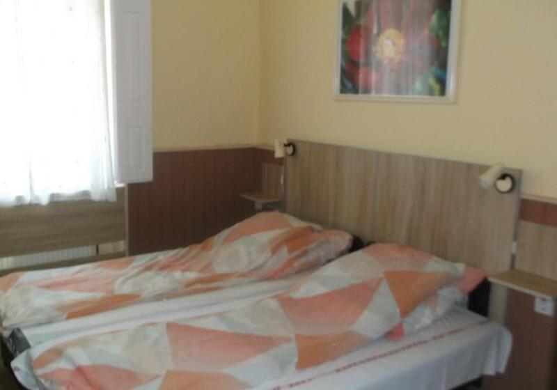 غرفة قياسية رباعية, Vali Vendégház