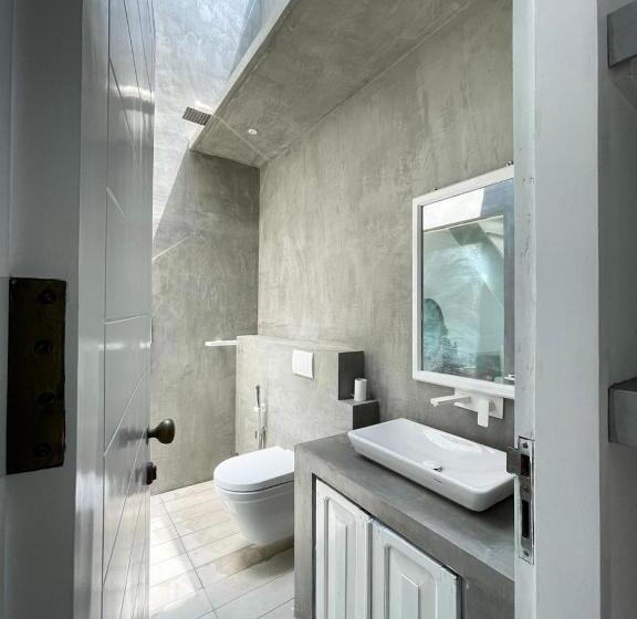 패밀리 룸, Waters Edge