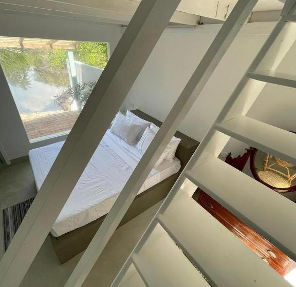 패밀리 룸, Waters Edge