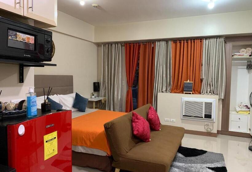 استودیو استاندارد با بالکن, Studio 2nd Fl With Balcony Across Terminal 3 Airport