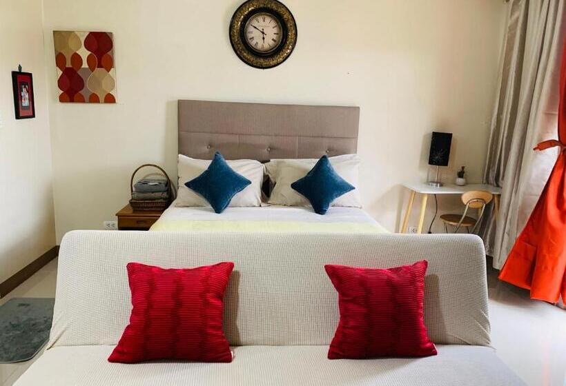 استودیو استاندارد با بالکن, Studio 2nd Fl With Balcony Across Terminal 3 Airport