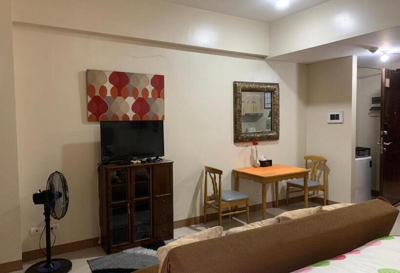 استودیو استاندارد با بالکن, Studio 2nd Fl With Balcony Across Terminal 3 Airport