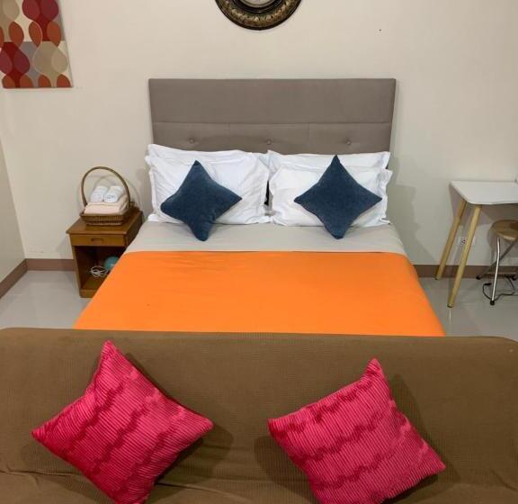 استودیو استاندارد با بالکن, Studio 2nd Fl With Balcony Across Terminal 3 Airport