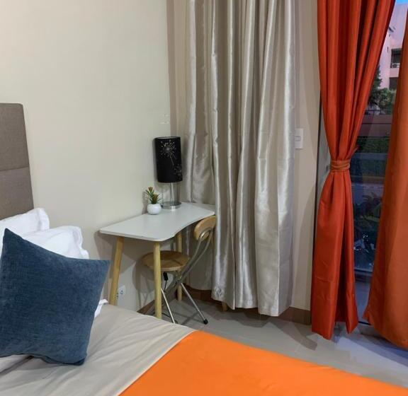 استودیو استاندارد با بالکن, Studio 2nd Fl With Balcony Across Terminal 3 Airport