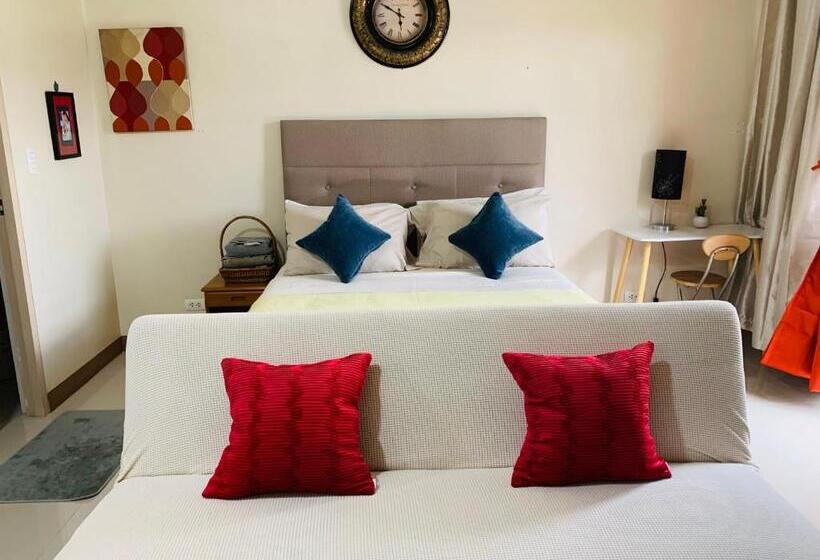 استودیو استاندارد با بالکن, Studio 2nd Fl With Balcony Across Terminal 3 Airport