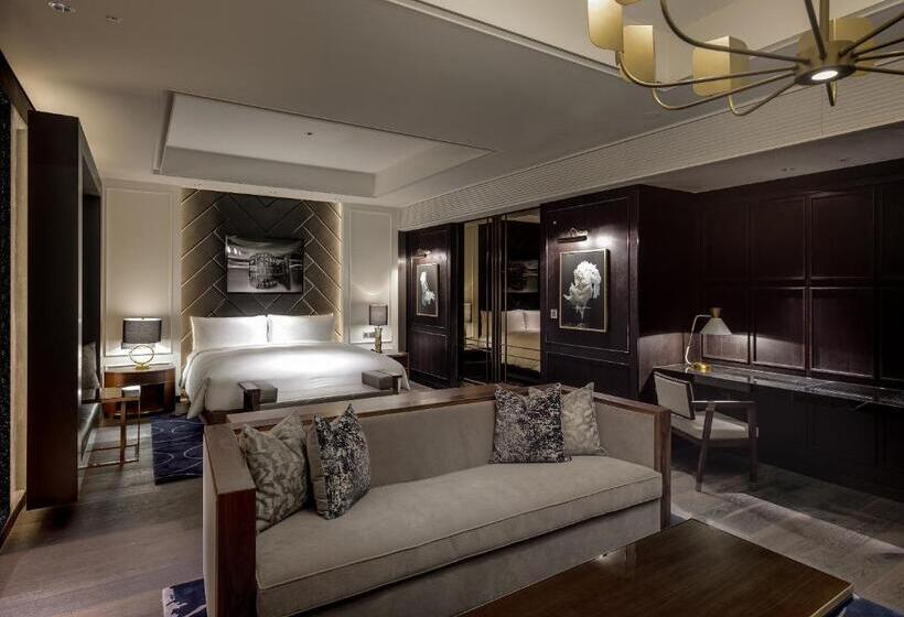 Suit Deluxe, Art Paradiso, Paradise City