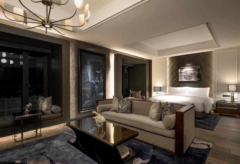 Suit Deluxe, Art Paradiso, Paradise City