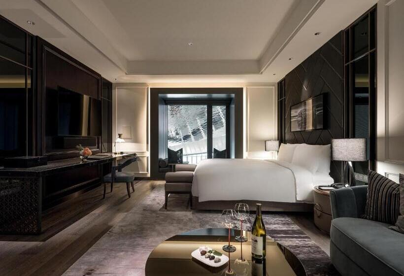 Junior Suite, Art Paradiso, Paradise City