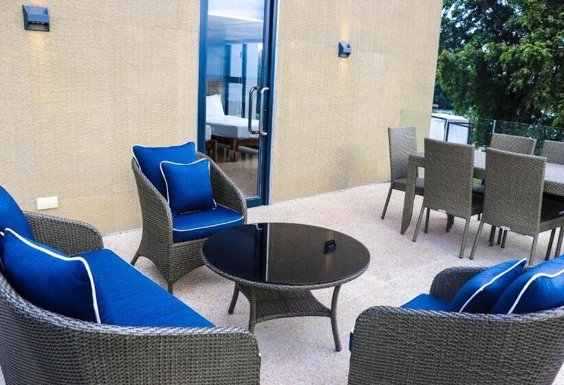 חדר משפחתי, Cala Laiya