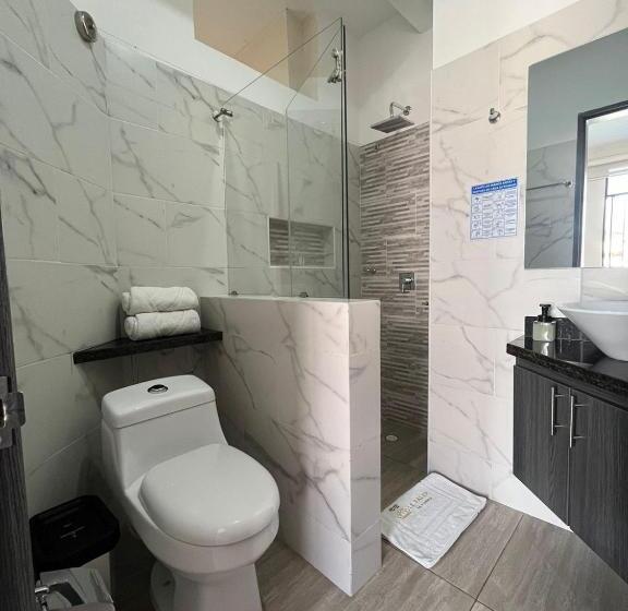 带泳池的标准三人间, Le Falep