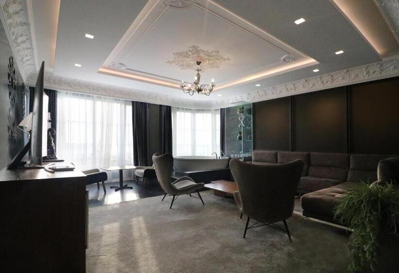 סוויטה נשיאותית, Porta Kavalja