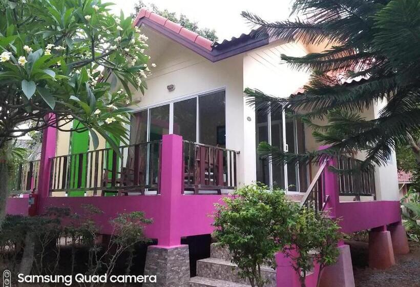 בקתה סטנדרטית, Mae Somboon House