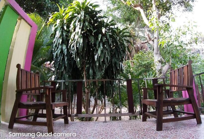 בקתה סטנדרטית, Mae Somboon House