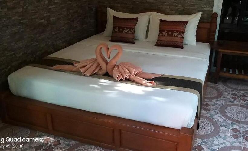 בקתה סטנדרטית, Mae Somboon House