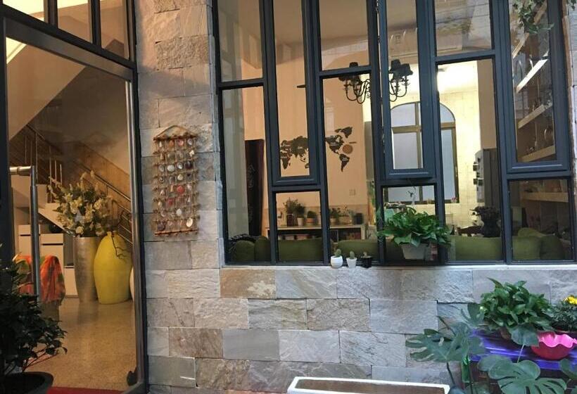 스탠다드 룸, March Garden Next To The Furniture Market