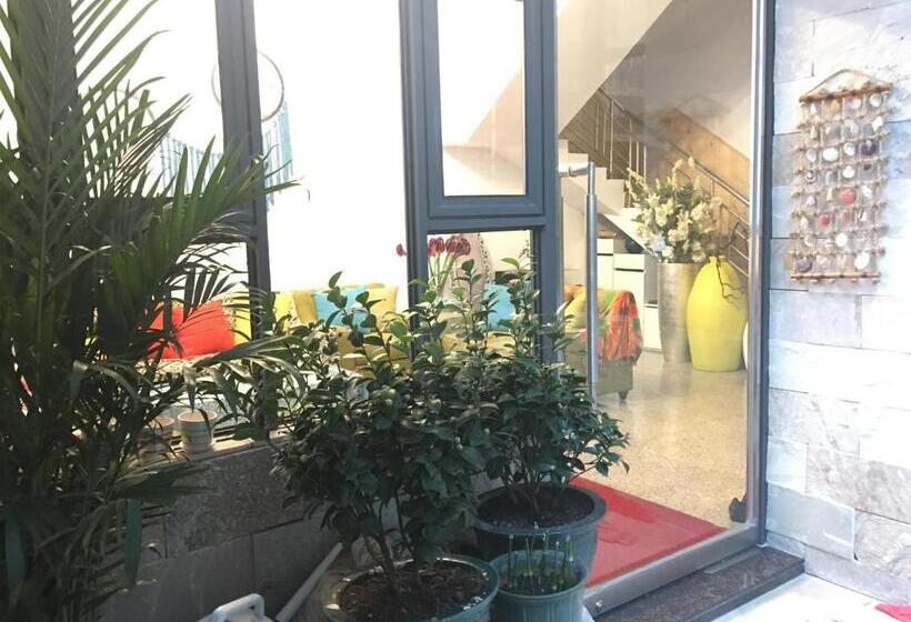 스탠다드 룸, March Garden Next To The Furniture Market