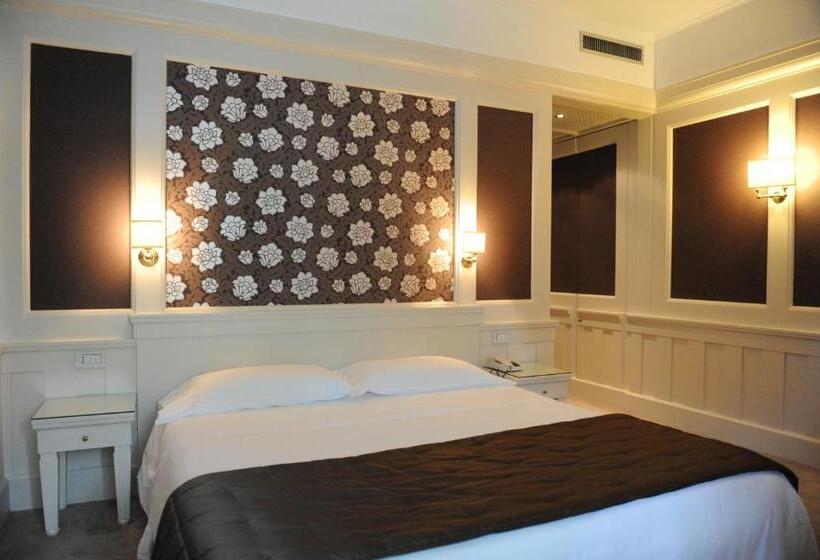 اتاق لوکس با چشم‌انداز دریا, Hotiday Hotel Rapallo