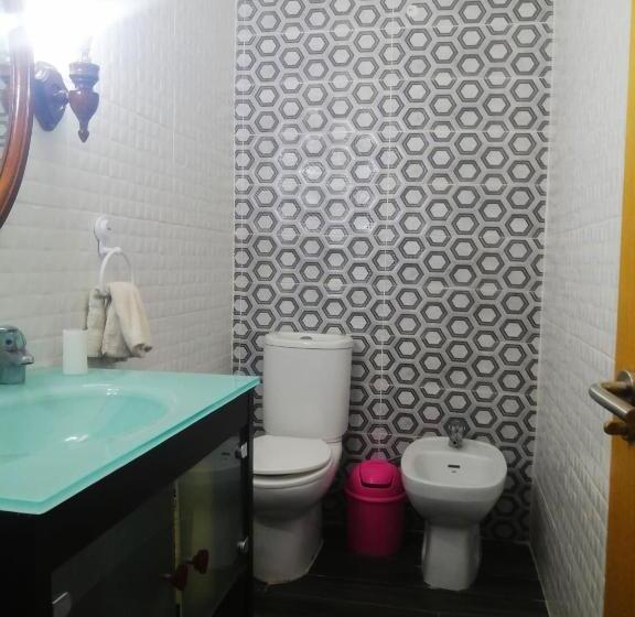 공동 객실, Charles House