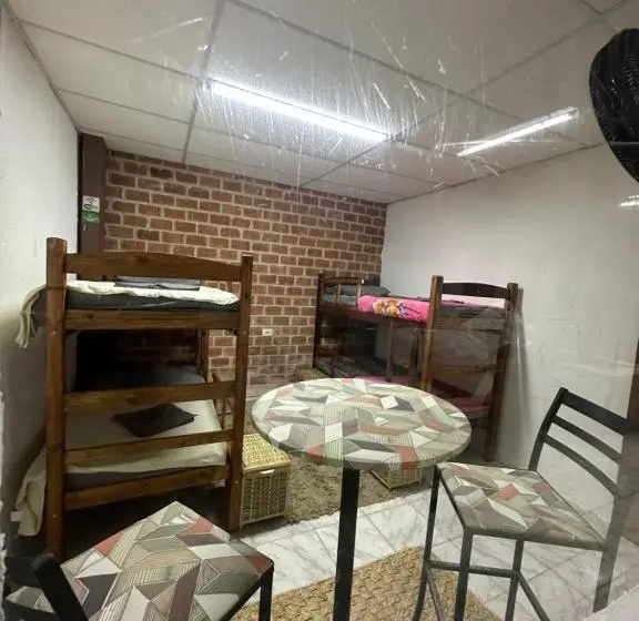 Camera Quadrupla Standard, Hostel Simple