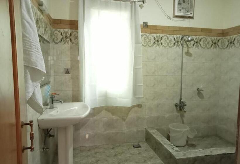 اتاق لوکس با تخت بزرگ, Ghairaat Castles