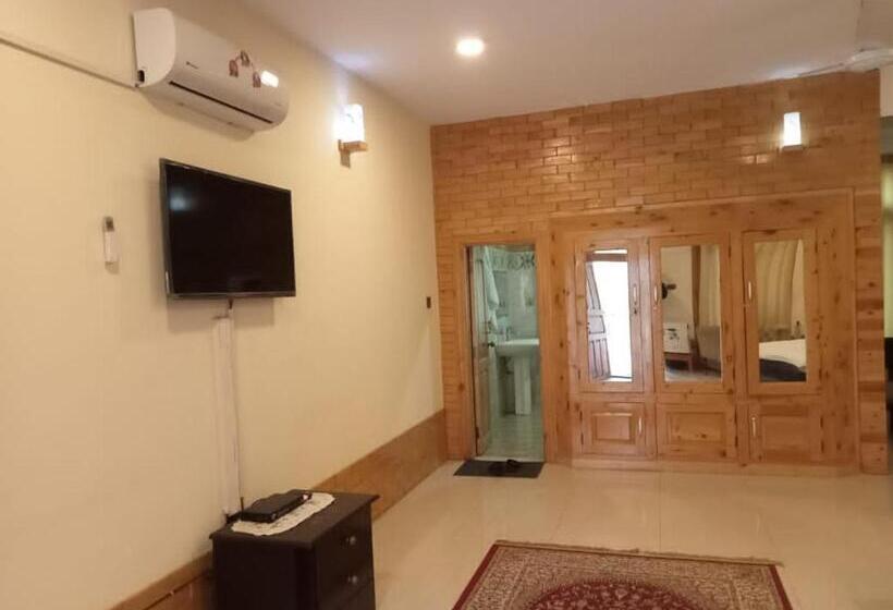اتاق لوکس با تخت بزرگ, Ghairaat Castles