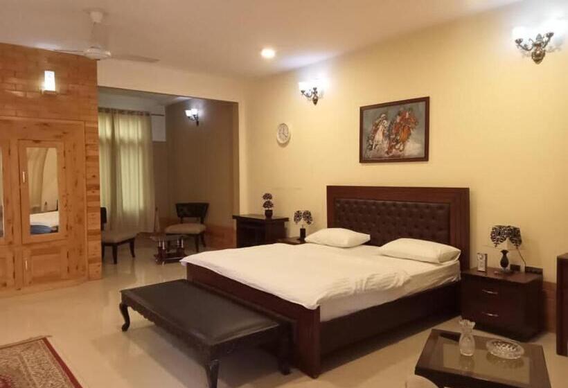 اتاق لوکس با تخت بزرگ, Ghairaat Castles