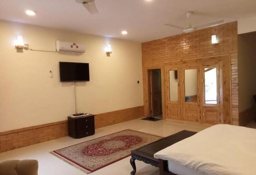 اتاق لوکس با تخت بزرگ, Ghairaat Castles