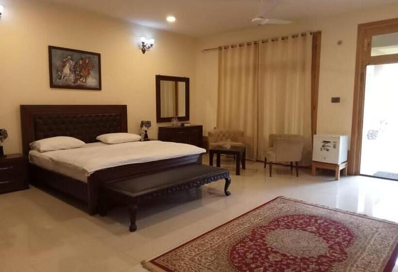 اتاق لوکس با تخت بزرگ, Ghairaat Castles