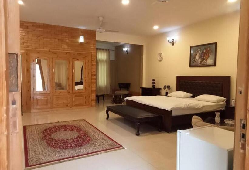 اتاق لوکس با تخت بزرگ, Ghairaat Castles