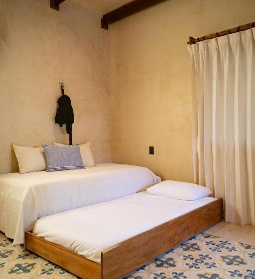 חדר משפחתי דלוקס, Mero Mero