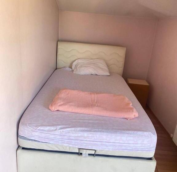 共用房间的床, Hostel In Bahcelievler