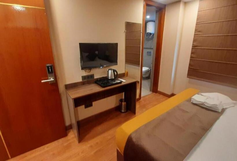 Номер Deluxe, Blest Park