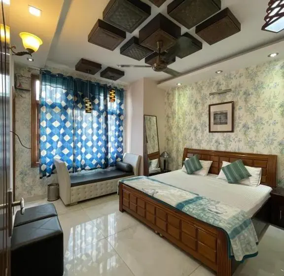 Camera Deluxe, Pacific Grand