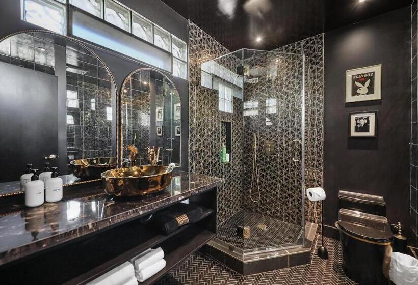 جناح ديلوكس سرير كينج, The Playmate Suite  Sophisticated Tribute To Hugh S Girls