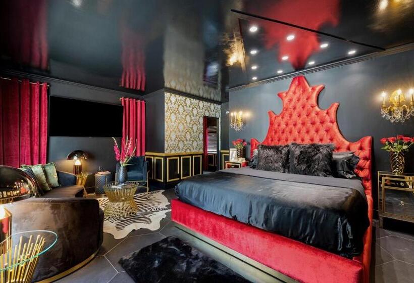 Suite Deluxe Lit King Size, The Playmate Suite  Sophisticated Tribute To Hugh S Girls