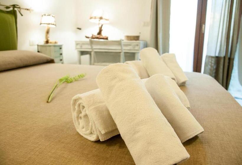 Quarto Triplo Estandar com Sacada, Alghero Detrabis B&b