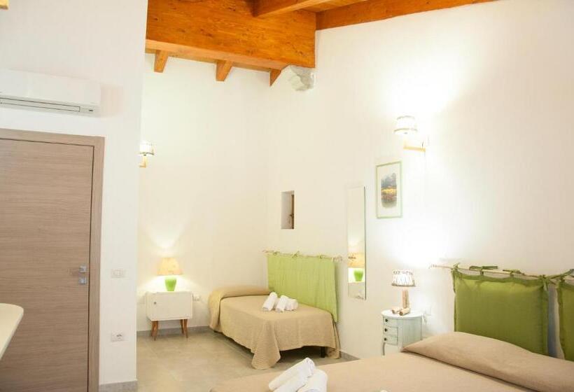 Quarto Triplo Estandar com Sacada, Alghero Detrabis B&b