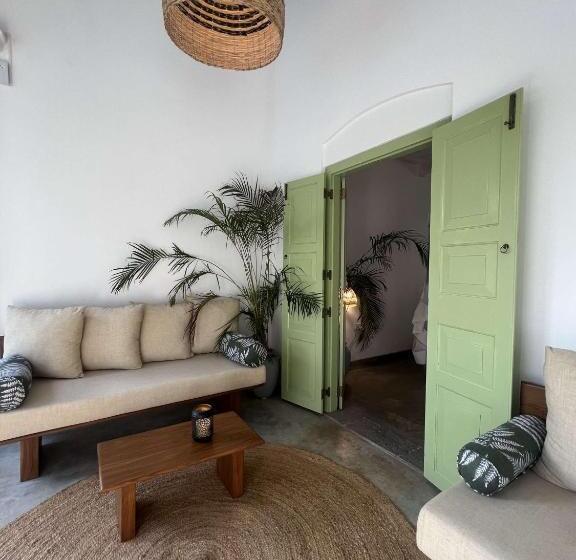 디럭스 룸, Zen House